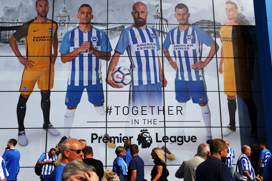 Riparte la Premier League 2017/2018. Spettatori fuori dallo stadio di Brighton (Getty Images)